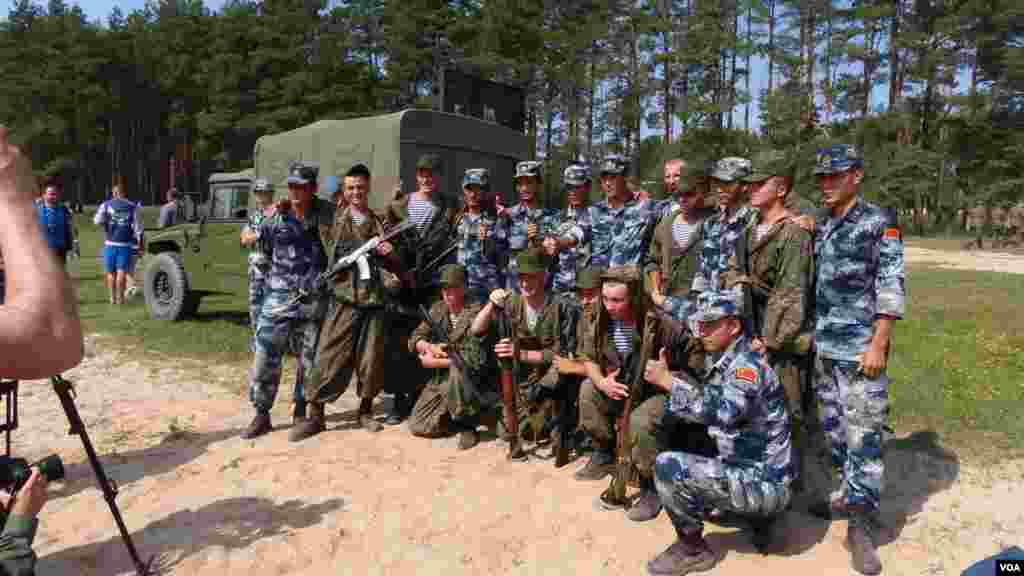 中国空降兵在离莫斯科200公里远的杜波洛维奇演习场。