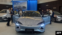 ປະ​ຊາ​ຊົນ​ໄປ​ຢ້ຽມ​ຢາມ​ຮ້ານ​ລົດ BYD ຂອງ ຈີນ ໃນ​ລະ​ຫວ່າງ​ງານ​ວາງ​ສະ​ແດງ​ລົດ​ຍົນ​ສາ​ກົນ ອິນ​ໂດ​ເນ​ເຊຍ, ເມືອງ ສຸ​ຣາ​ບາ​ຢາ, 29, ພຶດ​ສະ​ພາ 2024. (Photo by JUNI KRISWANTO / AFP)