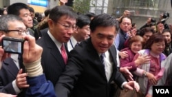 台湾的国民党副主席郝龙斌与台北民众（美国之音许波拍摄）。