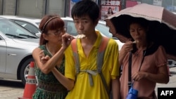 酷暑中的北京一家人吃冰淇淋降温