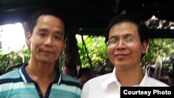 吴义龙（右一）