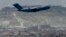 美国空军的一架飞机从喀布尔机场起飞。(2021年8月30日)