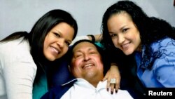 查韋斯(中)較早前與兩位女兒合照