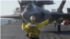 美国海军在航母上测试F-35战机“(2014年11月16日)
