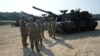 2024年8月14日美國軍人站在M1A2艾布拉姆斯坦克旁，準備參加在南韓抱川羅德里格斯實彈演習。
