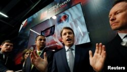 美國國務院經濟與商業事務局負責網絡、國際通訊和信息政策的副助理國務卿羅伯特•斯特雷耶2019年2月26日於西班牙巴塞羅那舉行記者會（資料圖）。