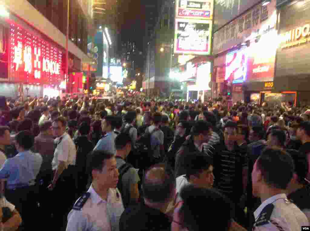 大批市民连续第二晚在旺角与警方“巷战” （美国之音海彦拍摄 ）