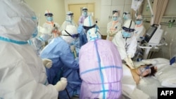 在武漢市的一家醫院，醫護人員正在用ECMO治療一名感染了新冠病毒的重症患者。（2020年3月1日） 