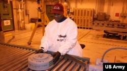 美国陆军一个武器库的最后一枚M23 VX地雷正等待被销毁（美国陆军2008年12月24日照片）