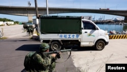 ພວກທະຫານເຂົ້າຮ່ວມໃນການຊ້ອມລົບປະຈຳປີ ດ້ານການທະຫານ ທີ່ເອີ້ນວ່າ Han Kuang ໃນມື້ທຳອິດ ຢູ່ທີ່ເມືອງທ່າປະມົງ Taoyuan.