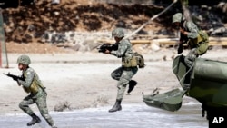 菲律賓海軍陸戰隊員2014年5月在聯合實彈軍演中練習搶灘 （AP）
