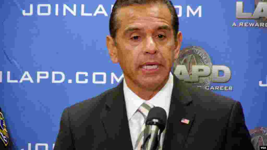 洛杉矶市长维拉莱戈沙(美国之音国符拍摄)