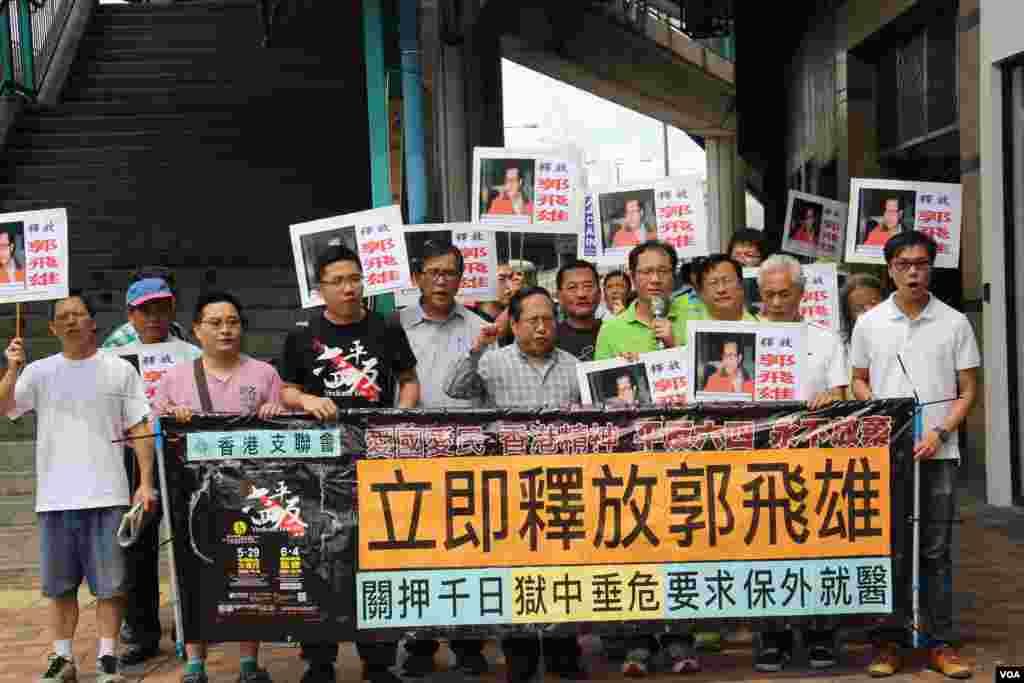 During a match between Chelsea and Manchester United, Chelsea&#39;s Andreas Christensen vies for the ball with Romelu Lukaku.