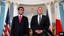 日本外相河野太郎（左）在美国国务院会见美国副国务卿沙利文（2018年3月16日）