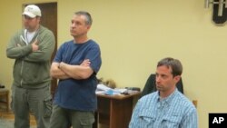 在這張由俄羅斯聯邦安全局發佈的照片中，5月14日美國駐莫斯科使館三秘雷恩.福格爾，右，和另兩名使館工作人員一起在俄羅斯聯邦安全局在莫斯科的辦公室內