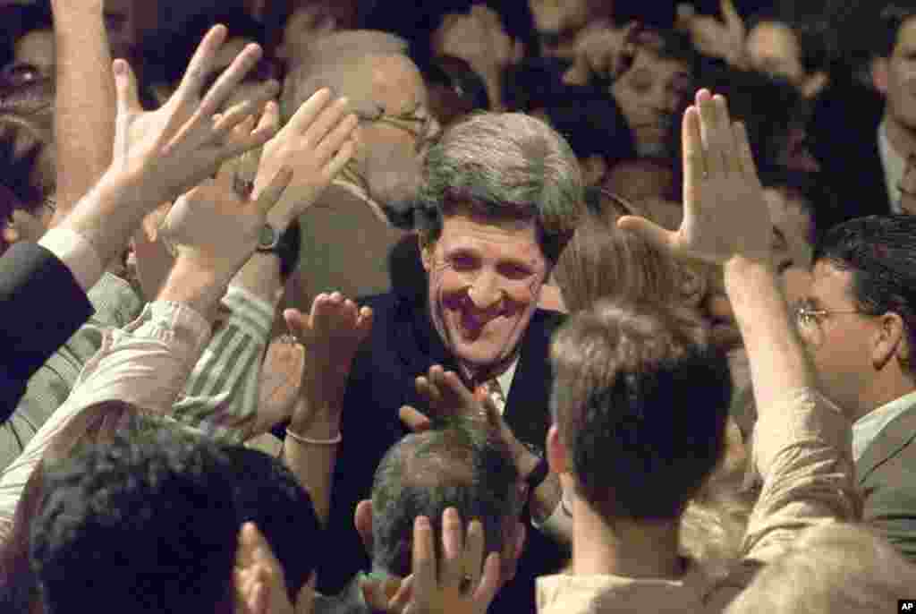 1996年11月5日，约翰.克里参议员在支持者簇拥下抵达麻萨诸萨州波士顿的一场祝捷集会，庆祝当选连任。