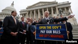 2013年10月9日美国参议院多数党领袖哈里·里德(右)与其他民主党参议院成员和华盛顿特区市长文森.格雷(左一)在华盛顿美国国会大厦台阶上