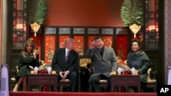 美國總統特朗普（中左）和第一夫人梅拉尼婭（左）與中國國家主席習近平（中右）與夫人彭麗媛（右）在北京故宮觀看京劇。 （2017年11月8日）