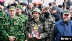 亲俄罗斯抗议者4月14日在乌克兰东部举行抗议集会