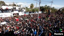 數萬突尼斯人出席遭到暗殺的“人民陣線” 領導人貝萊德的葬禮