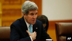 美國國務卿克里2月13日在南韓與總統朴槿惠交談。