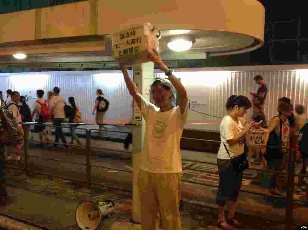 七一大遊行到晚十點仍有大批市民走向中環集會地點(美國之音海彥拍攝)