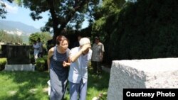 许良英和刘宾雁女儿去年8月9日在知名异议作家、民主人士刘宾雁墓前(曾金燕推特图片/胡佳拍摄)