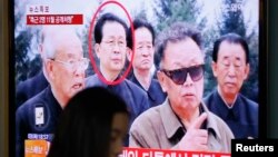 張成澤（紅圈者）當年陪同金正日視察的資料照片