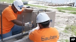 美國德克薩斯州的建築工人築牆