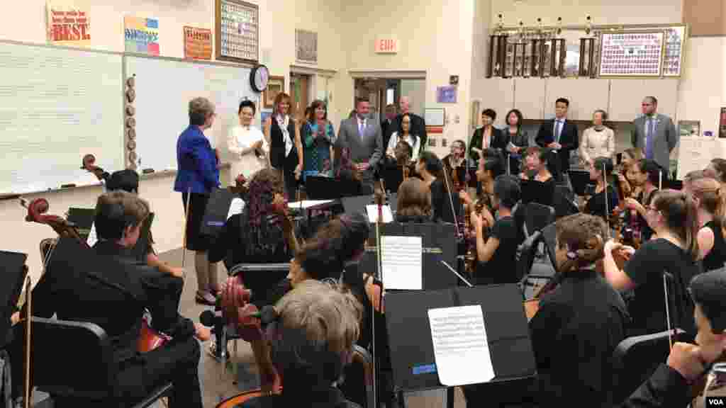 美國第一夫人梅拉尼亞·川普和習近平夫人彭麗媛參觀棕櫚灘的巴克藝術中學，這是一所地方公立學校（2017年4月7日，白宮記者團圖片）