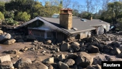 加州一栋住宅被泥石流包围（路透社）