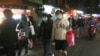 台湾民众戴口罩逛夜市防止新冠病毒扩散(2020年4月8日)
