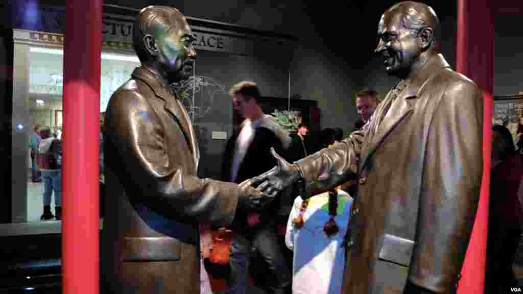 在位于加州南部约巴林达市的尼克松纪念图书馆里的尼克松和周恩来握手的塑像(美国之音国符拍摄)。