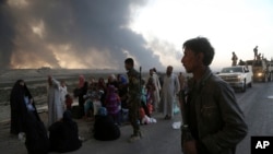 2016年10月18日，民眾逃離伊拉克摩蘇爾地區伊軍和伊斯蘭國組織成員衝突地帶，現場硝煙滾滾。特赦國際請求伊拉克和庫爾德部隊不要拘押、折磨或者殺害遜尼派平民。