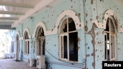 2017年4月25日,在阿富汗北部马扎里沙里夫塔利班上周发动袭击,导致数十名军人丧生的军事基地内的一处清真寺建筑外墙的弹孔.