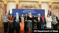 美国副国务卿希金博特姆(左一)与2015年国际妇女勇气奖获奖者（图片来源：美国国务院）