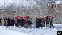 村民抬著雪崩遇難者遺體