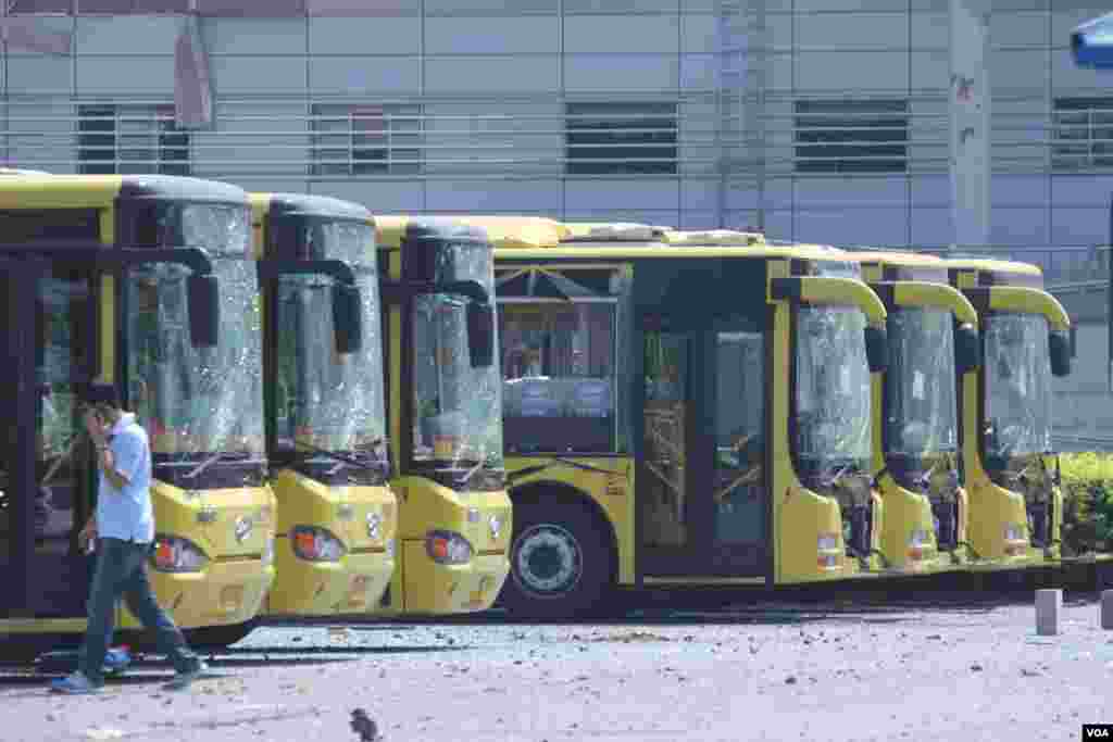 天津爆炸事故现场，核心爆炸区周围多座居民楼窗户被震碎，高速公路桥梁受损，多辆大货车被炸翻，小汽车起火或被砸，多名当地居民仍逗留在事故现场。（美国之音记者东方拍摄）