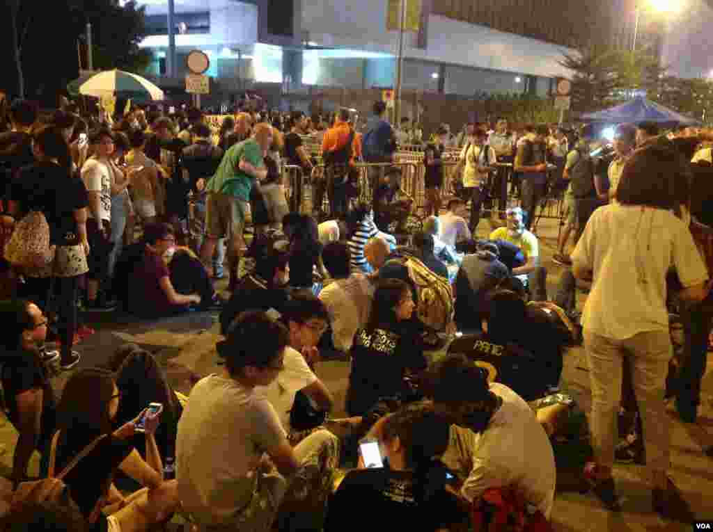 在各界呼籲撤離聲中示威者繼續堅守特首辦（美國之音海彥拍攝）