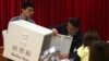 點票人員在2019年香港區議會選舉後打開票箱預備點票 （美聯社資料照片）