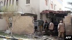 利比亞保安人員檢查伊朗駐利比亞大使官邸入口處的炸彈爆炸地點。
