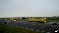 100多輛卡車進行演練，來測試英國“無協議”脫歐的計劃。