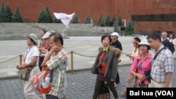 俄罗斯战略转向亚洲和中国。夏季莫斯科红场上的亚洲游客。 (美国之音白桦拍摄)