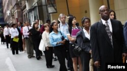 求職者排隊進入紐約一個就業招聘會 (資料照片)