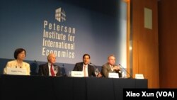 哈佛大學政治學家約瑟夫奈(左2)、經濟學家薩勃拉曼尼亞(右2)和前負責亞太事 務的助理國務卿坎貝爾在彼得森國際經濟研究所討論美中關係。(美國之音資料照片)