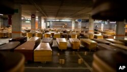 Гробы с телами людей, умерших от коронавируса в морге в Барселоне, Испания, 2 апреля 2020 года. 