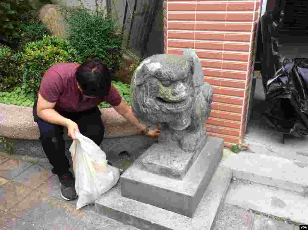 工作人员捡拾石像残片以供修复（美国之音记者申华 拍摄）