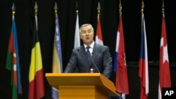 黑山共和国总理米洛·久卡诺维奇于2016年5月30日在北约议会会议上讲话，对北约接纳黑山表示感谢。