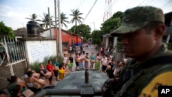 因墨西哥瓦哈卡州8.1级地震而受灾的群众排队领取水和食物(2017年9月9日)