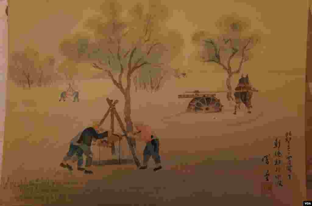 “彰德郊外汲水”封套上的說明是：“從車窗中看到，彰德郊外樹木茂密、麥​​草漸青，因缺水，所到之處都是靠人和馬的力量掘井、汲水來灌溉農田”。